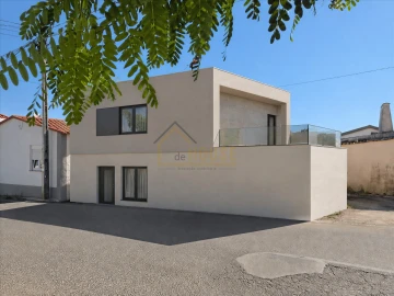 Moradia T3 para Venda em Miragaia e Marteleira