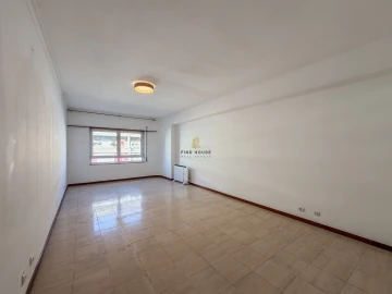 Apartamento T3 para Arrendamento em Benfica