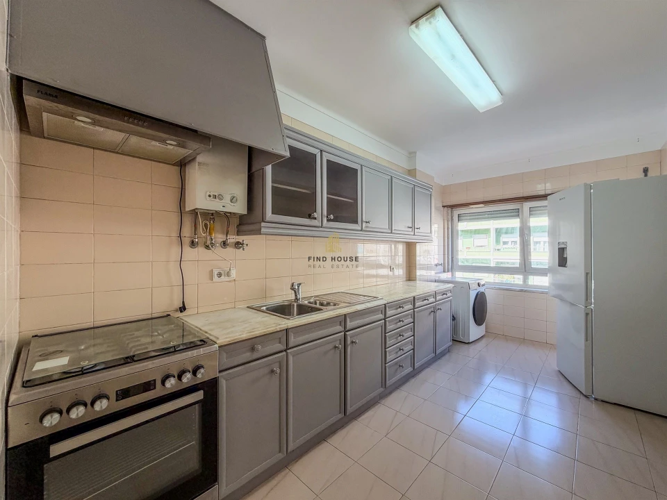 Apartamento T3 para Arrendamento em Benfica Foto 24