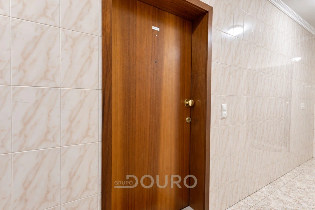 Apartamento T2 para Venda em Canelas Foto 33