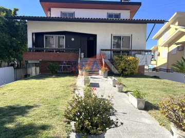 Moradia T6 para Venda em O. Azeméis, Riba-Ul, Ul, Macinhata Seixa, Madail