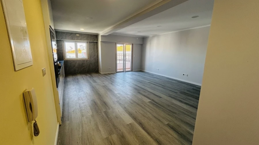 Apartamento T4 para Venda em Amora Foto 2