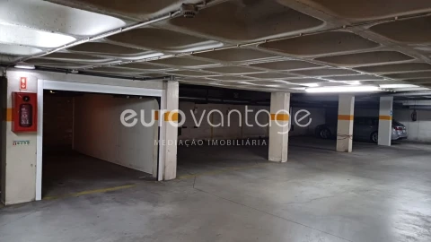 Garagem para Arrendamento em Leiria, Pousos, Barreira e Cortes