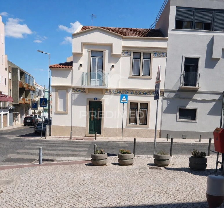 Moradia T4 para Venda em Venteira Foto 1