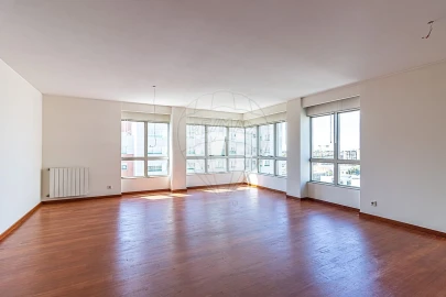 Apartamento T4 para Arrendamento em Ramalde