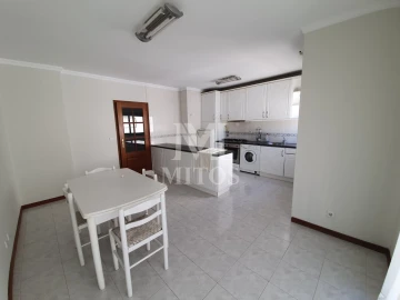 Apartamento T4 para Arrendamento em Darque