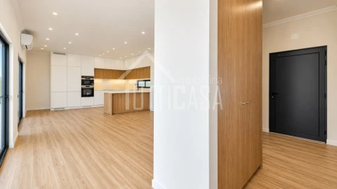 Moradia T3 para Venda em Dois Portos e Runa