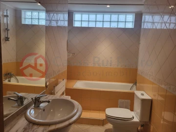 Moradia T5 para Venda em Charneca de Caparica e Sobreda