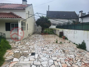 Moradia T5 para Venda em Charneca de Caparica e Sobreda