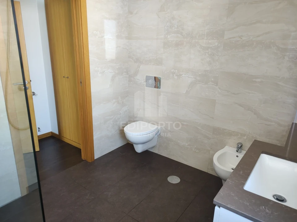 Apartamento T2 para Arrendamento em Cedofeita, Santo Ildefonso, Sé, Miragaia, São Nicolau e Vitória Foto 32