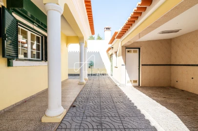Moradia T7 para Venda em Charneca de Caparica e Sobreda