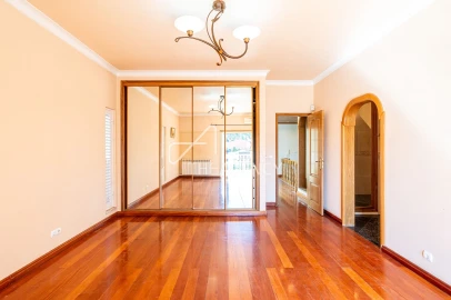Moradia T7 para Venda em Charneca de Caparica e Sobreda