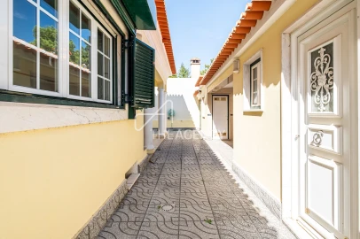 Moradia T7 para Venda em Charneca de Caparica e Sobreda
