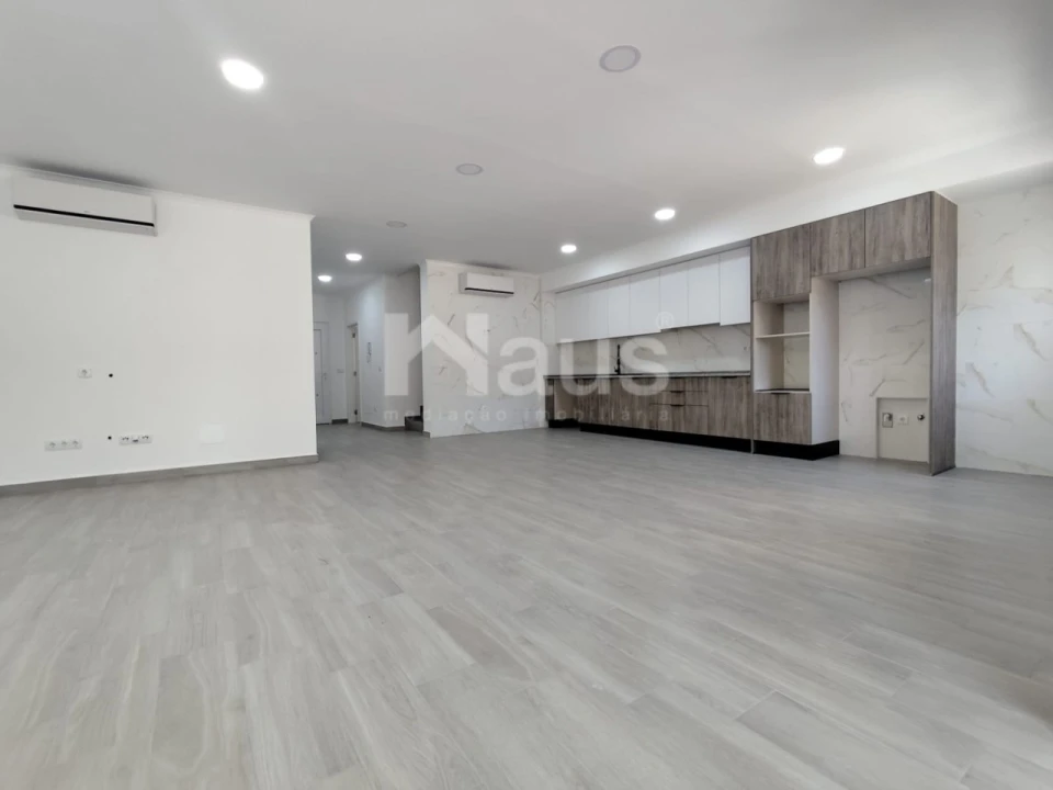 Moradia T4 para Venda em Atalaia e Alto Estanqueiro-Jardia Foto 1