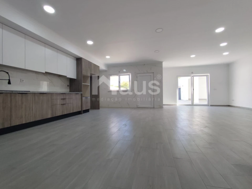 Moradia T4 para Venda em Atalaia e Alto Estanqueiro-Jardia Foto 4