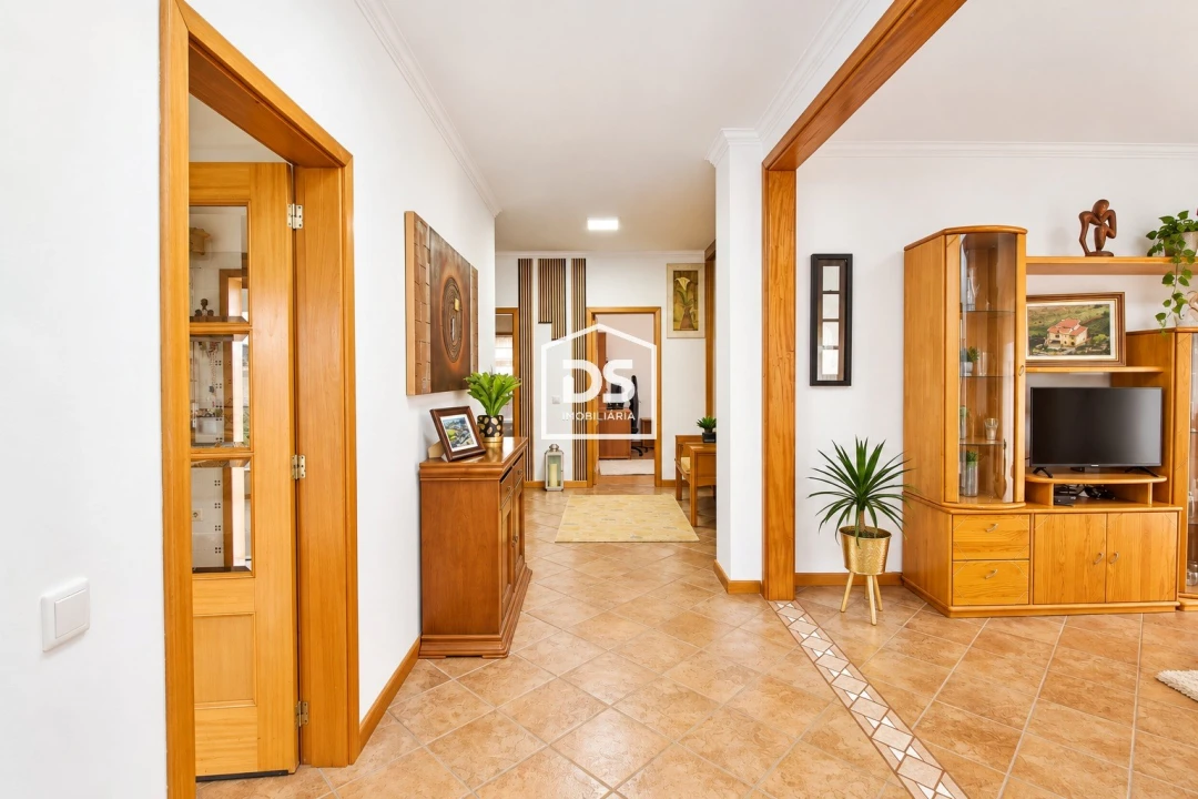 Moradia T5 para Venda em Caide de Rei Foto 7