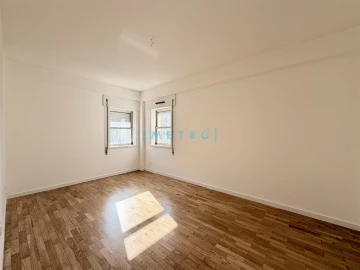 Apartamento T2 para Arrendamento em Lordelo do Ouro e Massarelos