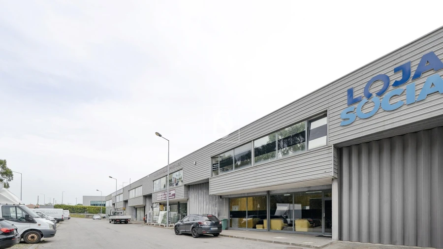 Armazém para Arrendamento em Palmeira de Faro e Curvos