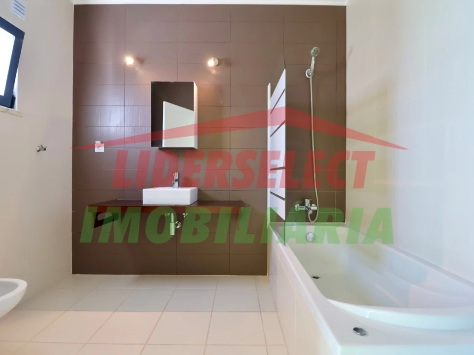 Apartamento T1 para Venda em São Pedro da Cadeira Foto 14