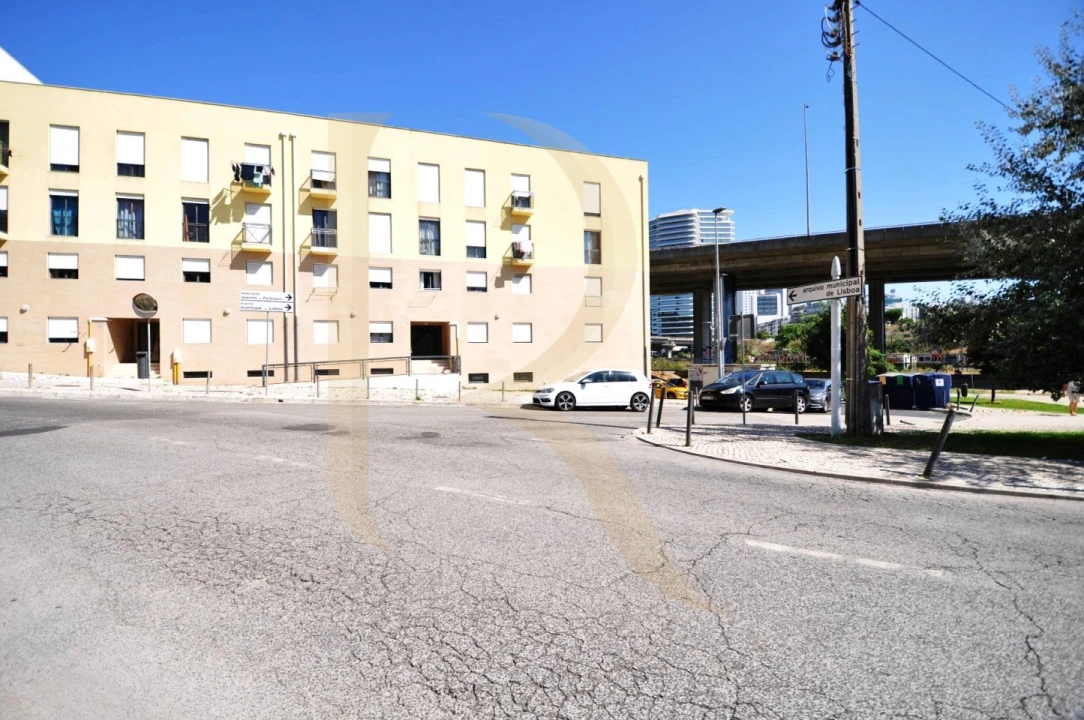 Moradia T2 para Venda em Campolide Foto 3