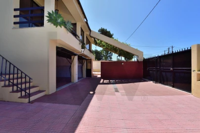 Moradia T7 para Venda em Corroios