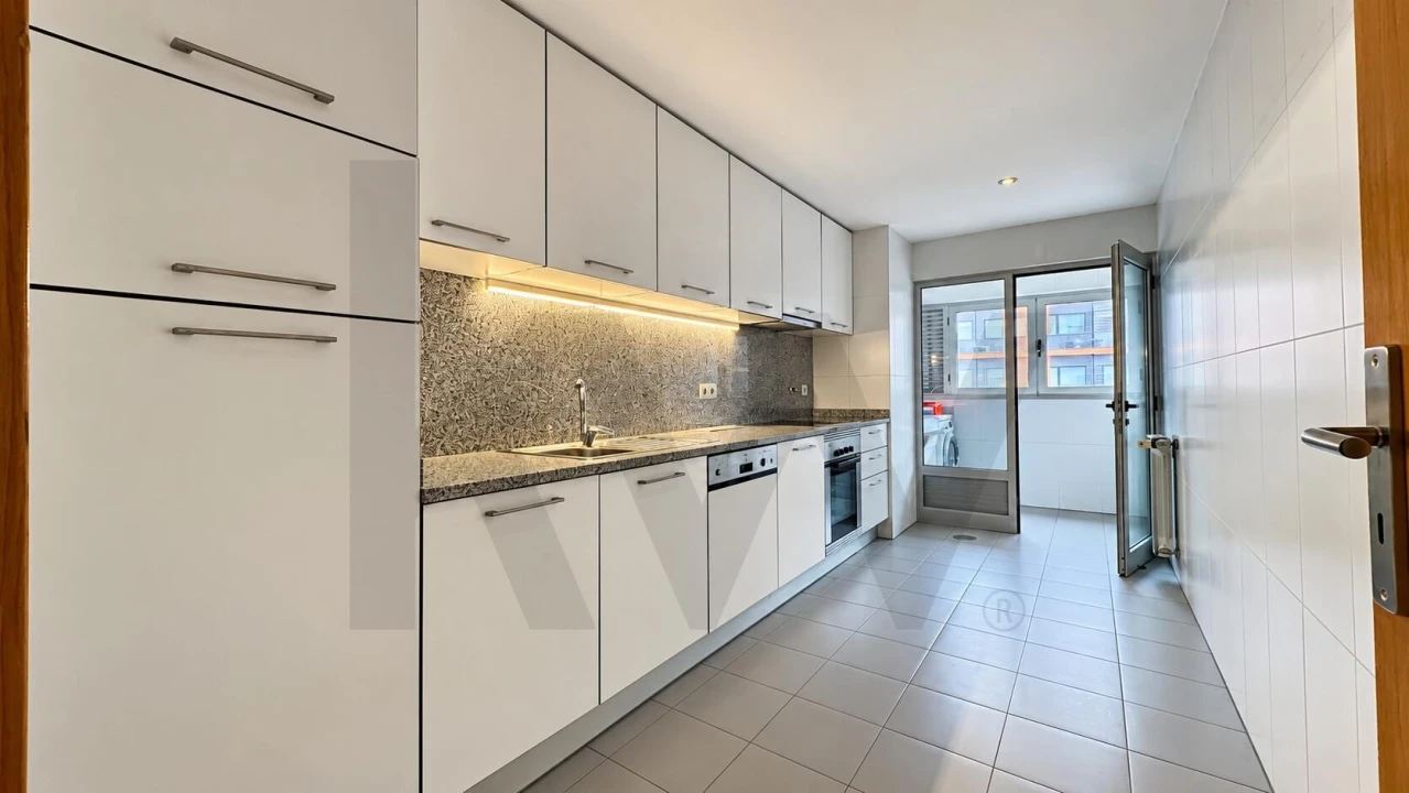 Apartamento T2 para Arrendamento em Paranhos Foto 7