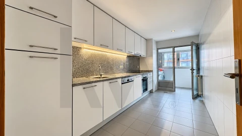 Apartamento T2 para Arrendamento em Paranhos