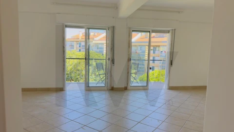Apartamento T2 para Arrendamento em Massamá e Monte Abraão