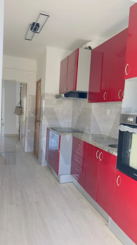 Apartamento T2 para Arrendamento em Massamá e Monte Abraão