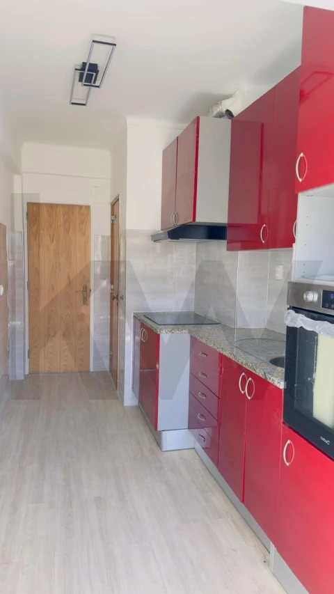Apartamento T2 para Arrendamento em Massamá e Monte Abraão