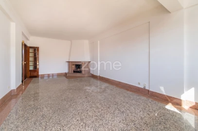 Apartamento T2 para Venda em Carnaxide e Queijas