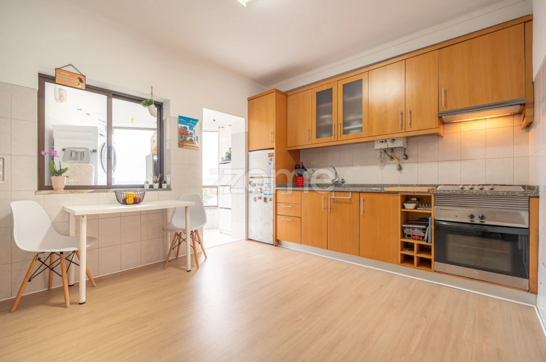 Apartamento T2 para Venda em Santo Antonio dos Olivais Foto 3