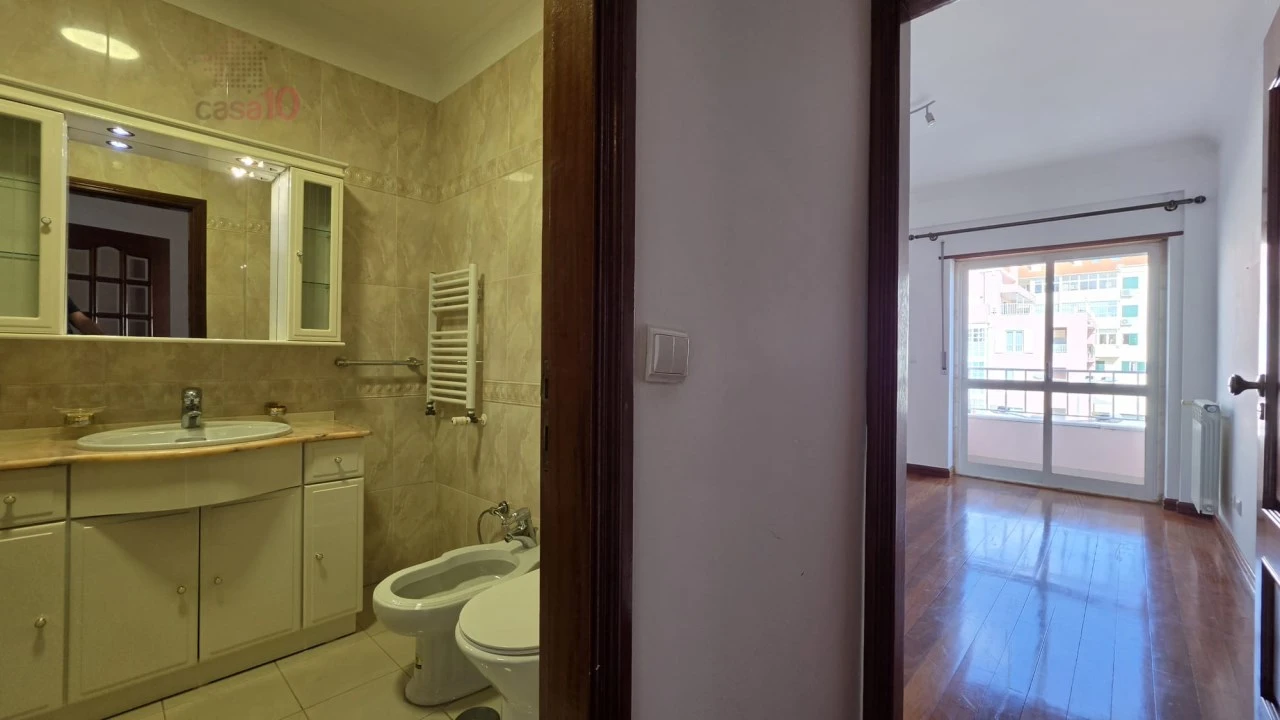 Apartamento T3 para Venda em Carcavelos e Parede Foto 27