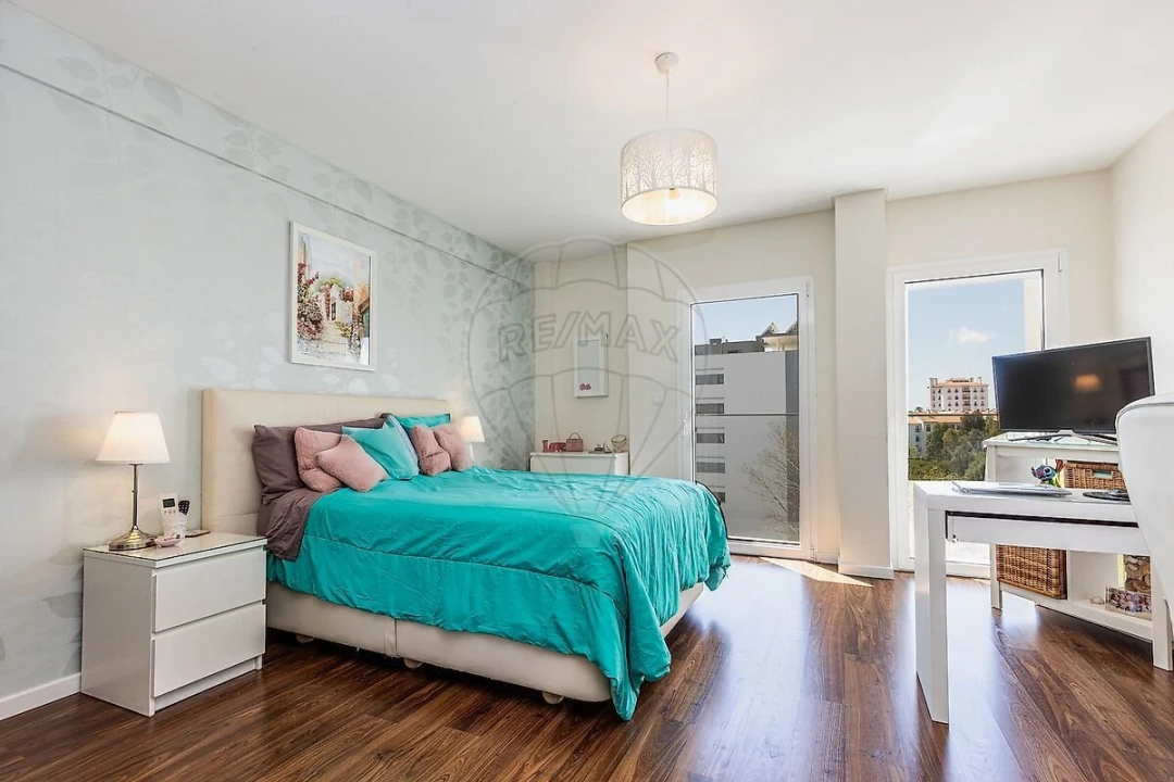 Apartamento T4 para Venda em Carcavelos e Parede Foto 23