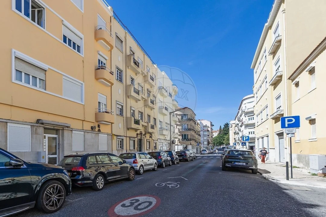 Apartamento T2 para Venda em Areeiro Foto 31