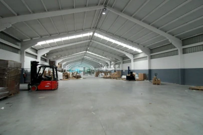 Armazém para Arrendamento em Rio Meão