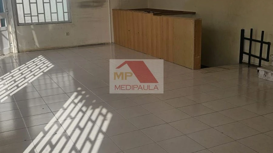 Loja para Arrendamento em Rio de Mouro
