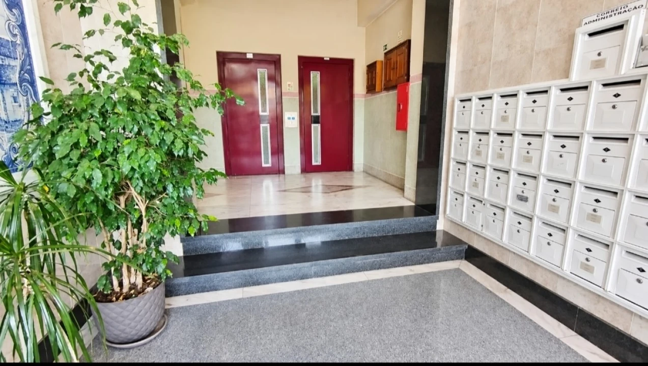 Apartamento T1 para Venda em Agualva e Mira-Sintra Foto 27