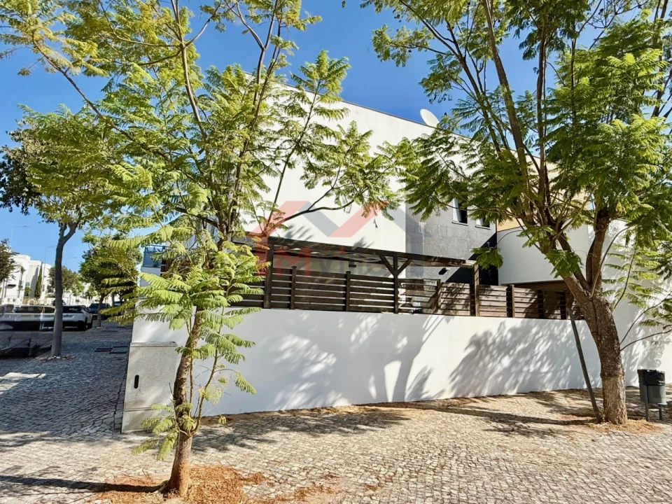 Moradia T4 para Venda em Quelfes Foto 3
