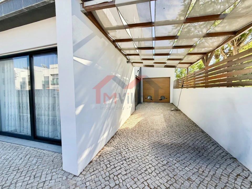 Moradia T4 para Venda em Quelfes Foto 5