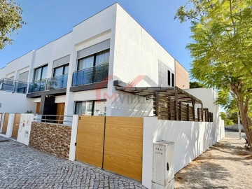 Moradia T4 para Venda em Quelfes