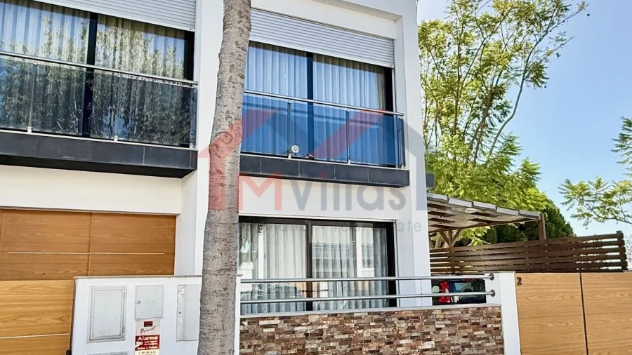 Moradia T4 para Venda em Quelfes