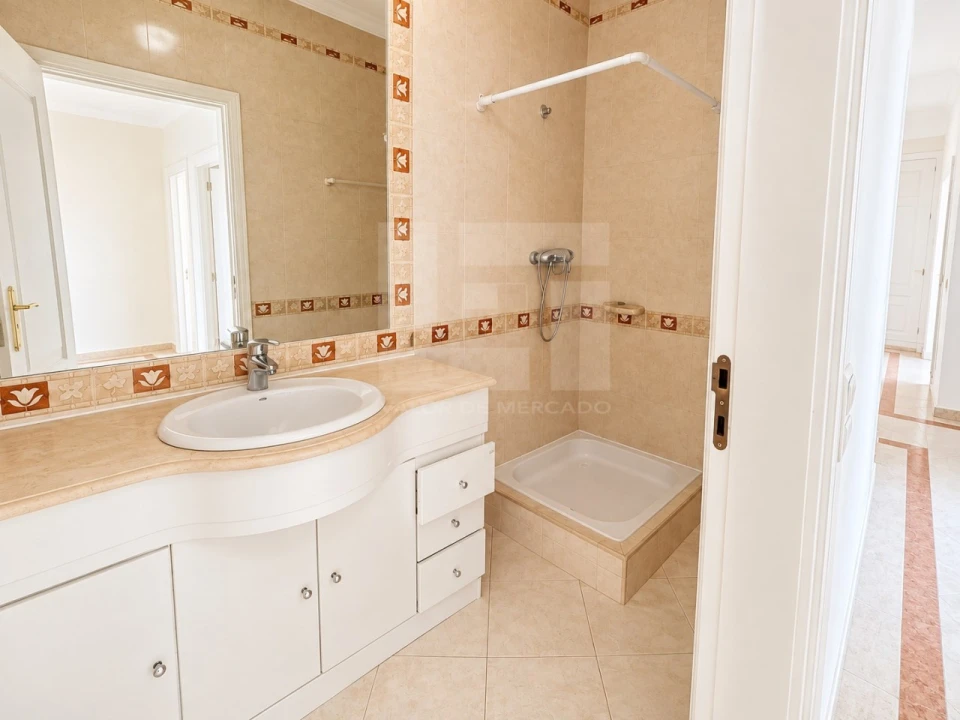 Apartamento T2 para Venda em Quarteira Foto 7