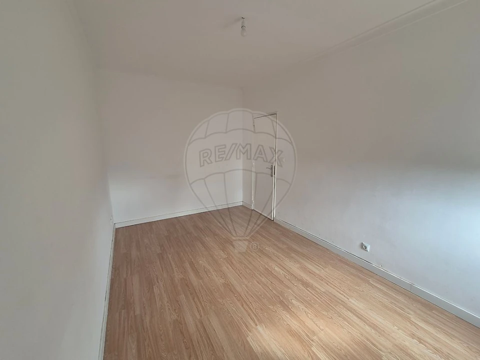 Apartamento T2 para Venda em Agualva e Mira-Sintra Foto 9