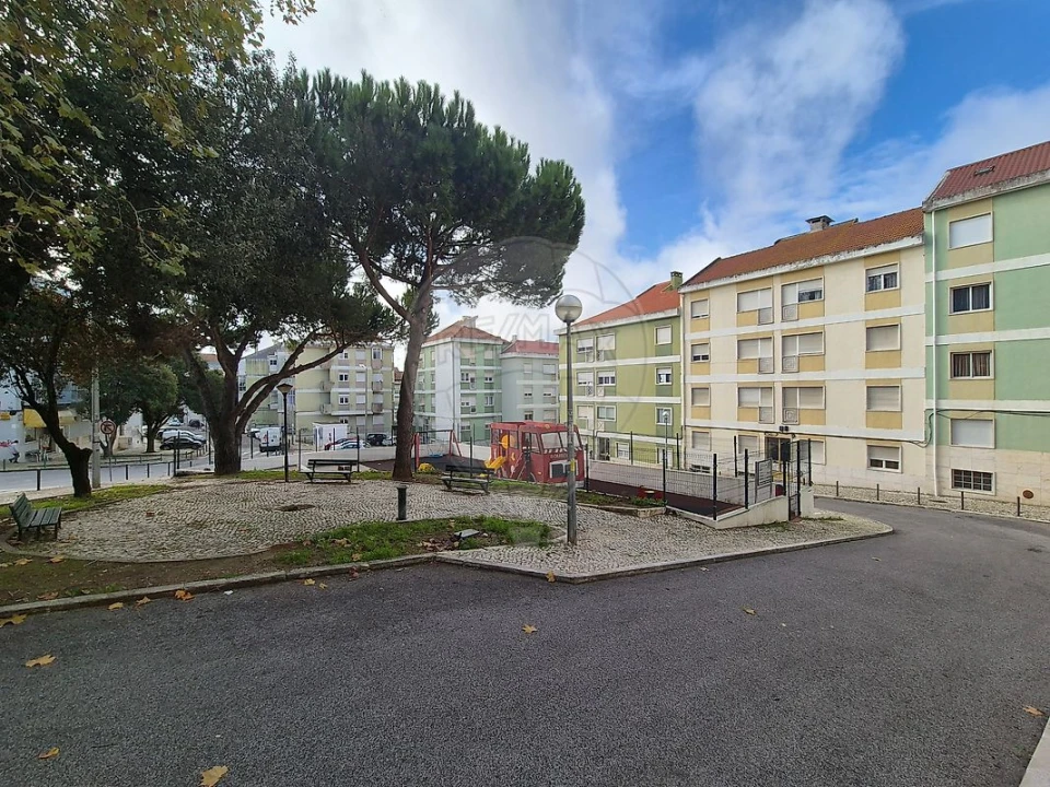 Apartamento T2 para Venda em Agualva e Mira-Sintra Foto 16