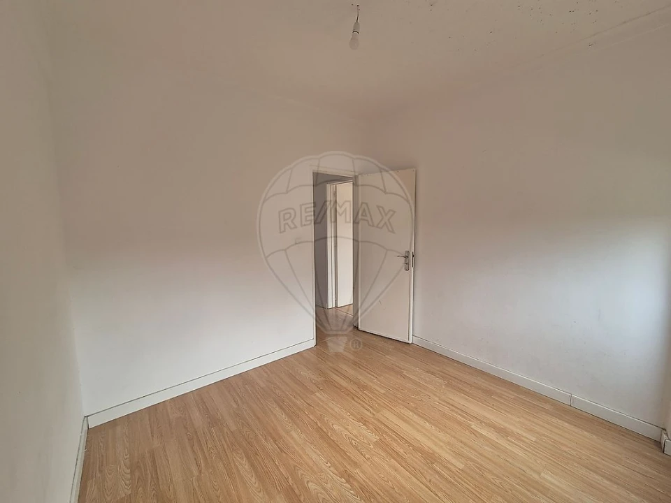 Apartamento T2 para Venda em Agualva e Mira-Sintra Foto 6