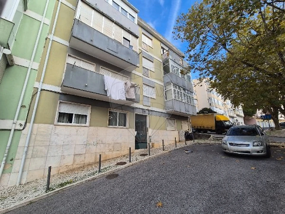 Apartamento T2 para Venda em Agualva e Mira-Sintra Foto 14