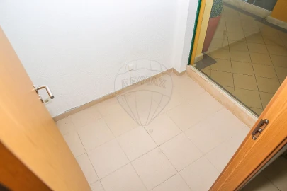 Loja para Arrendamento em Alenquer (Santo Estêvão e Triana)