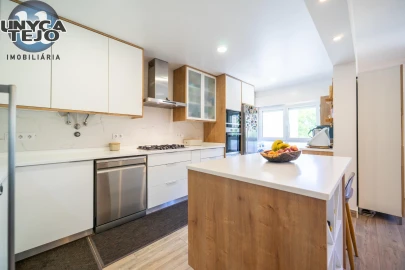 Apartamento T3 para Venda em Carnaxide e Queijas