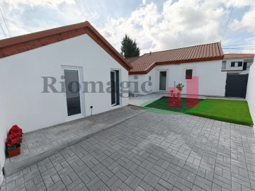 Moradia T2 para Venda em São João da Ribeira e Ribeira de São João